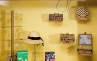 Ein Blick in eine Ausstellungsvitrine zeigt unter anderem Hüte und Weihnachtsschmuck aus Stroh