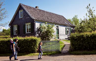 Das Bandweberhaus im LVR-Freilichtmuseum Lindlar. Das Gebäude ist von drei Seiten verschiefert und von Hecken
