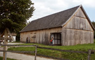 Die Zenhntscheune im LVR-Freilichtmuseum Lindlar steht in der Baugruppe Hof zum Eigen. Es ist ein Holzbau mit Ziegeldach.