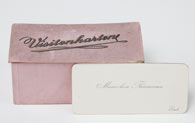 Die Visitenkarte von Mariechen Thiemann. Eine Karte lehnt an einem rosafarbenen Kästchen aus Papier und mit Deckel, in denen weitere Karten aufbewahrt werden.