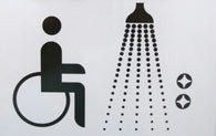 Piktogramm mit Rollstuhlfahrer und Duschensymbol