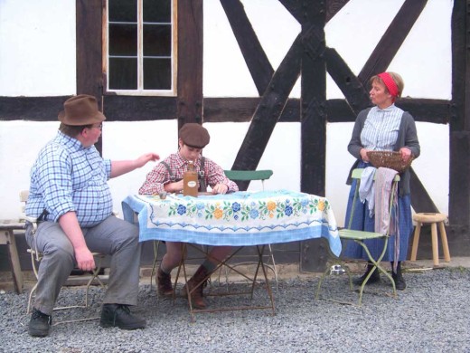 Bauernfamilie sitzt an einem Tisch