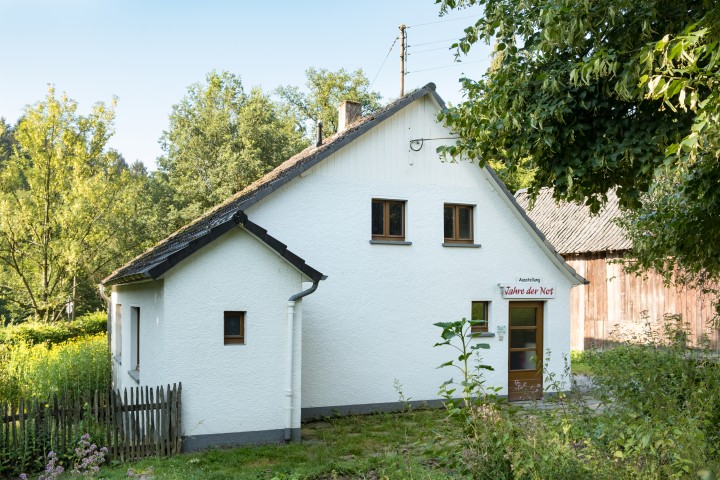 Das kleine Haus Helpenstein liegt hinter dem Hof Peters und beherbergt die Ausstellung 'Jahre der Not'. 