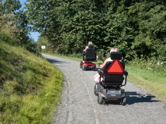 Elekrisch betriebene Rollstühle stehen im Eingangsbereich zur Verfügung