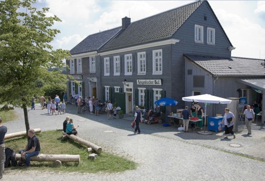Der Gebäudekomplex mit der historischen Gaststätte Römer und das Museumsrestaurant "Lingenbacher Hof" als Außenansicht.