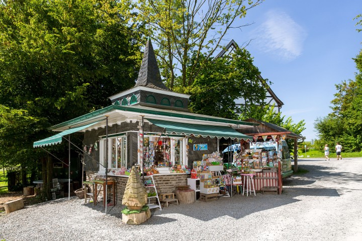Der historische Kiosk aus Wermelskirchen ist mit seiner bunten Auslage ein Blickfang im Museum