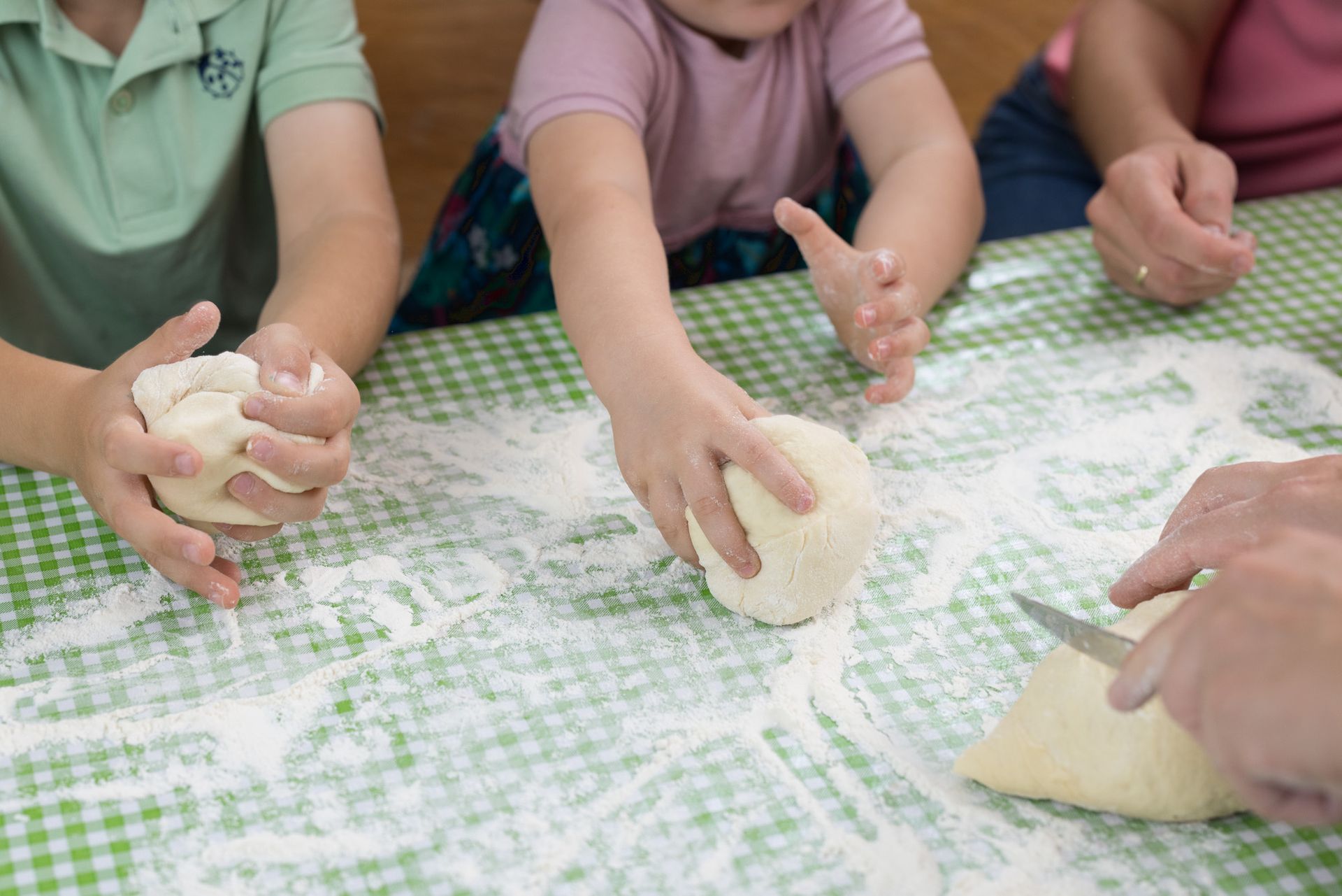 Kinderhände kneten Teig