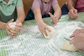 Kinderhände kneten Teig