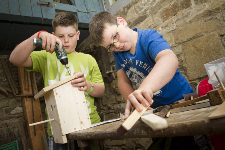 Kinder arbeiten mit Holz