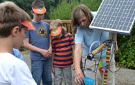Kindern wird erklärt wie Sonnenenergie funktioniert.
