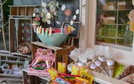 Viel zu entdecken gibt es am Kiosk Gute Dinge: Gebrannte Mandeln, Papierblumen und vieles mehr.