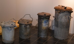 Historische Mülltonnen im LVR-Freilichtmuseum Lindlar