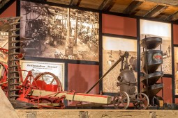 Blick in die Ausstellung Landmaschinenfabriken im Bergischen Land