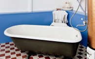 In der Ausstellung 'Wasser im ländlichen Haushalt' steht eine alte Badewanne mit Badeofen