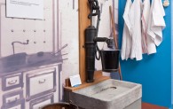 Ein Blick in eine nachgebaute Küche, eine Waschbecken aus Stein und eine Wasserpumpe lieferte 'fließendes' Wasser