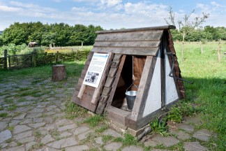 Ein Brunnenhäuschen, das über den Brunnen gebaut wurde, schützte vor Verunreinigung