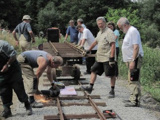 Arbeiten an der Feldbahntrasse durch ehrenamtliche Helfer