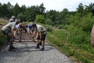 Verlegung der Feldbahngleise durch ehrenamtliche Helfer