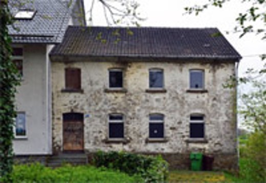 Die Dorfschule aus Waldbröl-Hermesdorf am originalen Standort.