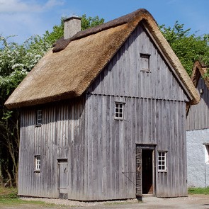 Das Backhaus ist zweigeschossig, mit Holzbrettern verkleidet und ist reetgedeckt.