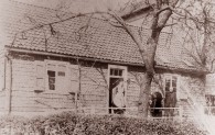 Eine historische schwarz-weiß Aufnahme des Bandweberhauses am Originalstandort in Wuppertal-Ronsdorf