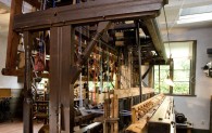 Der hölzerne Bandwebstuhl von 1870 steht in der Werkstatt des Bandweberhauses. Ein komplizierter Mechanismus erlaubt es 24 Bänder gleichzeitig zu weben.