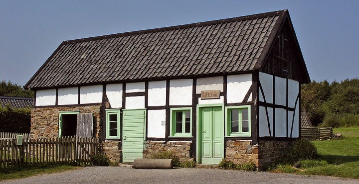 Das Gebäude der Feilenhauerei mit sichtbarem Fachwerk und hellgrünen Türen beherbergt zur Zeit die Sattlerei und einen Ziegenstall.