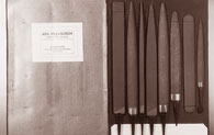 Historische schwarz-weiß-Aufnahme verschiedener Feilen, die in der Feilenhauerei Irlebusch produziert wurden. Handschriftliche Bemerkungen erklären die einzelnen Feilen
