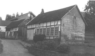 Historische Aufnahme der Feilenhauerei. Im Hintergrund ist das erste Gebäude zu sehen. Das Fachwerk ist verzogen