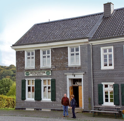 Die Gaststätte Römer im LVR-Freilichtmuseum Lindlar. Rechts schließt sich der Lingenbacher Hof an, in der sich die Museumsgaststätte befindet.