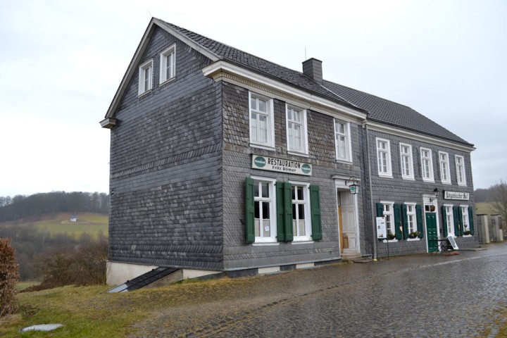 Die Gaststätte Römer im LVR-Freilichtmuseum Lindlar. Rechts schließt sich der Lingenbacher Hof an, in der sich die Museumsgaststätte befindet.