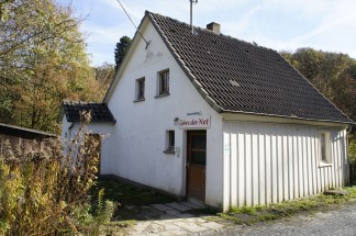 Das Schild 'Jahre der Not' über dem Eingang des kleinen Hauses Helpenstein verweist auf die darin befindliche Dauerausstellung-