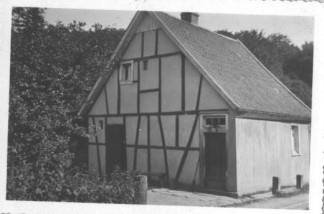 Haus Helpenstein auf einer historischen Aufnahme. Hier ist noch das Fachwerk sichtbar. Später wurde es zum Schutz vor Witterungseinflüssen verbrettert.