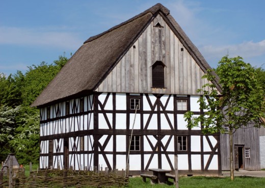 Wohnstallhaus aus Windeck-Hoppengarten. Zweigeschossiges Fachwerk mit Reetdach