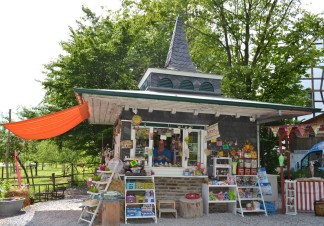 Der bunt gestaltete Kiosk am neuen Standort im LVR-Freilichtmuseum Lindlar