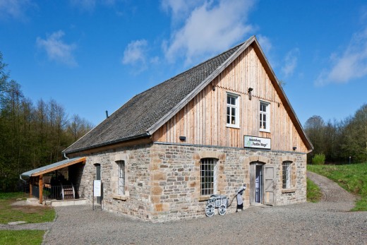 Der Müllershammer im LVR-Freilichtmuseum Lindlar: ein imposantes Gebäude aus Bruchstein und Fachwerk