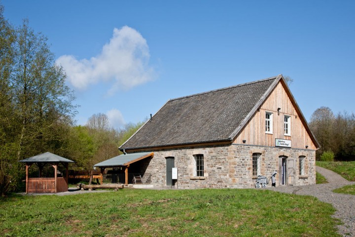 Der Müllerhammer im LVR-Freilichtmuseum Lindlar ist ein imposantes Gebäude aus Bruchstein und Fachwerk