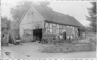 Schwarz-Weißaufnahme: Die Schmiede an ihrem Originalstandort in Lindlar-Linde, 1930er Jahre