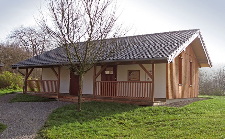 Das Strohballenhaus in Fachwerkbauweise, ausgefacht mit Ballen von gepresstem Stroh. 