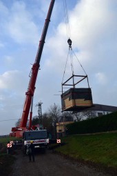 Aufladen der Trafostation mit dem Schwerlastkran