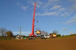 Aufladen der Trafostation mit dem Schwerlastkran