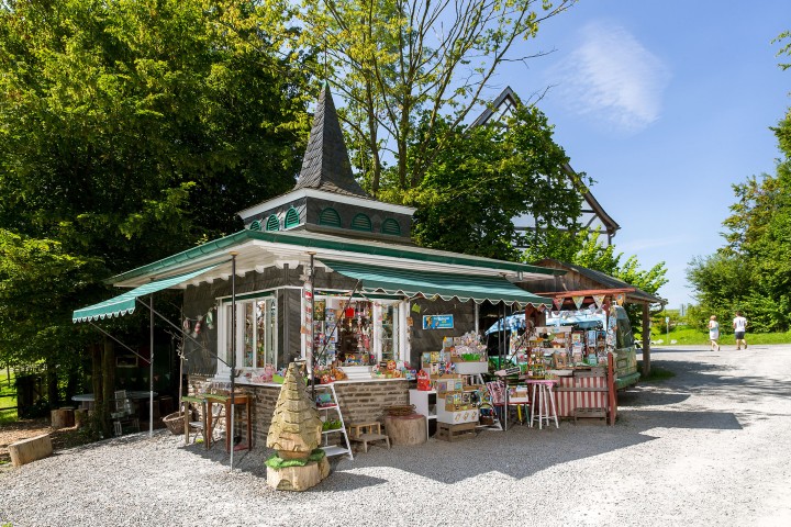 Der historische Kiosk aus Wermelskirchen. Bunt dekoriert mit Markise, Süßigkeiten und Wimpeln