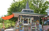 Der historische Kiosk aus Wermelskirchen. Bunt dekoriert mit Markise, Süßigkeiten und Wimpeln