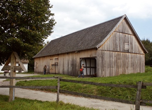 Das mächtige Gebäude ist verbrettert und steht zentral in der Baugruppe 'Hof zum Eigen' im LVR-Freilichtmuseum Lindlar.