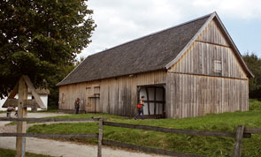 Das mächtige Gebäude ist verbrettert und steht zentral in der Baugruppe 'Hof zum Eigen' im LVR-Freilichtmuseum Lindlar.