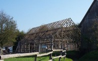 Die Zehntscheune in der Phase des Wiederaufbaus: Die Holzkonstruktion steht schon hinter der Scheune aus Much-Reinshagen