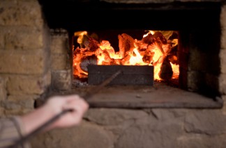 Der Backofen wird mit einem Hozfeuer vorgeheizt