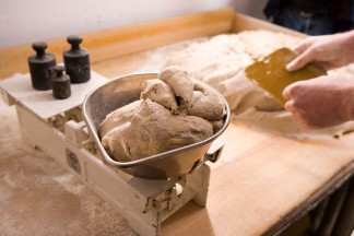 Der Teig ist geknetet und wird portionsweise abgewogen