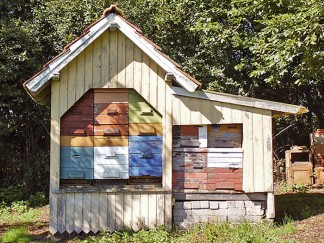 Das historische Bienenhaus aus Rönsahl mit den Bienenstöcken