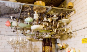 Im Depot des LVR-Freilichtmuseums Lindlar werden auch Lampen aus verschiedenen Epochen gesammelt. Hier hängen einige Exemplare an einem Gitter von der Decke.